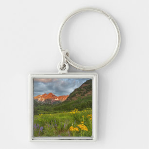 Maroon Bells spiegeln sich in den ruhigen Maroon L Schlüsselanhänger