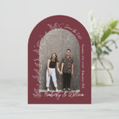 Maroon Berry Botanical Blätter Arch Save the Date Einladung (Stehend Vorderseite)