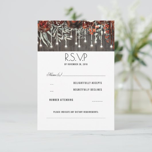 Maroon Blume Rustic String Lights Wedding RSVP (Stehend Vorderseite)