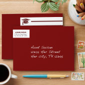 Maroon Bold Cap Abschluss Wrap rund um Label