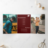 Maroon Bold GRADUATE Letters and Cap Abschluss Dreifach Gefaltete Ankündigung (Innenseite)