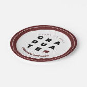 Maroon Bold GRADUATE Letters and Cap Abschluss Pappteller (Schrägansicht)