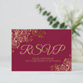 Maroon Burgundy mit elegantem Gold Lace Wedding RSVP Karte (Stehend Vorderseite)