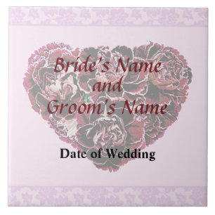 Maroon Carnation Herz mit rosa Hochzeitsprodukten Fliese