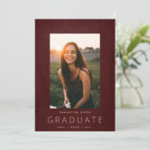 Maroon Chalk Border Modern Foto University Grad Ankündigung (Stehend Vorderseite)