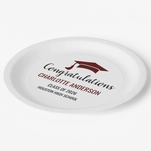 Maroon Congrats Graduation Pappteller (Schrägansicht)