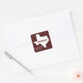 Maroon Custom Text Texas Map Kontur Howdy Texan Quadratischer Aufkleber (Umschlag)