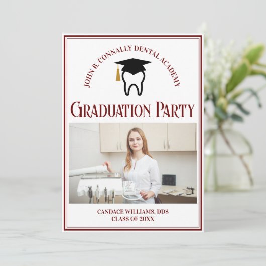 Maroon Dental School Foto Custom Graduation Party Einladung (Stehend Vorderseite)