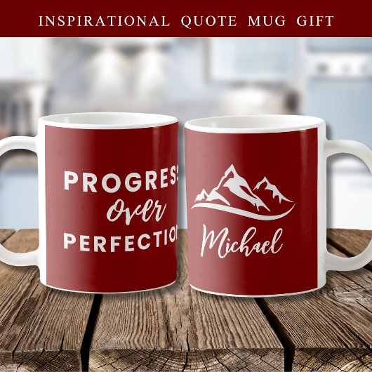 Maroon des personalisierten Fortschritts über den  Kaffeetasse
