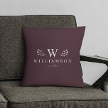 Maroon für moderne rustikale Monogram-Benutzerdefi Kissen<br><div class="desc">Modernes Maroon mit Monogramm individuelle Name werfen Kissen mit Ihrem Familiennamen und erste und auch wir Jahr etabliert,  umgeben von whimsical Zweig Illustrationen. Minimalistisch,  einfach und stilvoll ist dieses dunkelmaroonrote Familienkissen ein perfektes Geschenk für den Valentinstag!</div>