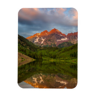 Maroon Glocken Reflektion von Calm Maroon Magnet