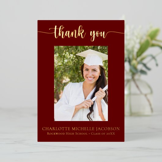 Maroon & Gold Abschluss Foto Vielen Dank Folieneinladung (Stehend vorne)