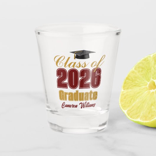 Maroon Gold Class of 2026 Custom Graduation Party Schnapsglas (Vorderseite)