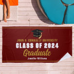 Maroon Gold Graduate Foto 2025 Graduation Party Strandtuch<br><div class="desc">Dieses moderne Maroon und Gold Custom Senior Graduation Party Strandtuch bietet klassische Typografie und Ihren Uni Namen für die Klasse von 2025 und weiße Varsity Buchstaben. Passen Sie mit Ihrem Absolventen-Namen unter dem schicken handgeschriebenen Drehbuch und dem schwarzen Graduiertencap für ein großartiges Erinnerungsschenken an den Sake an.</div>