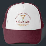 Maroon Gold Medical School Graduate Customizable Truckerkappe<br><div class="desc">Dieser Märchenschüler und goldene Abschluss der medizinischen Fakultät beherbergt eine moderne Typografie für eine Klasse von 2024 Absolventen. Passen Sie mit Ihrem geschlossen Jahr unter der Kadukus für große personalisierte Krankenschwester oder Arzt zu halten für einen geschlossen Arzt.</div>
