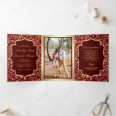 Maroon Gold Paisley Bollywood Style Indian Wedding Dreifach Gefaltete Einladung (Innenseite)