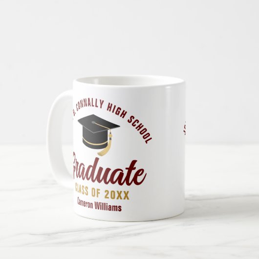Maroon Gold Script Graduate Custom 2023 Abschluss Kaffeetasse (Vorderseite Links)