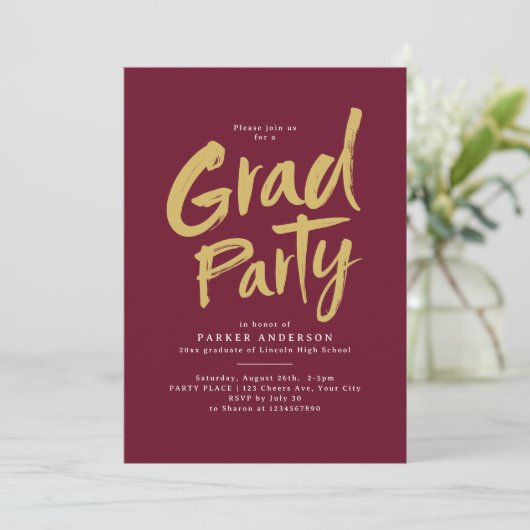 Maroon Gold Simple Modern Brush Script Grad Party Einladung (Stehend Vorderseite)