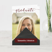 Maroon Graduate Script Modernes Foto Einladung (Vorderseite)