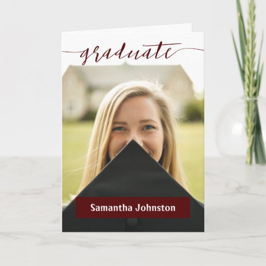 Maroon Graduate Script Modernes Foto Einladung (Vorderseite)