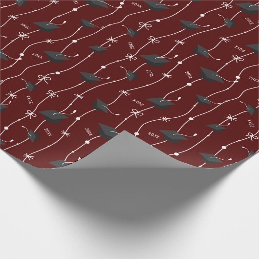 Maroon Graduation Caps and Ribbon Geschenkpapier (Ecke)