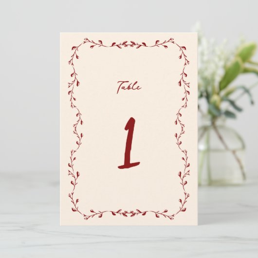 Maroon Handwriting Wedding Tischnummer (Stehend Vorderseite)