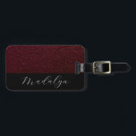 Maroon Leather Texture Script Calligrafy Name Gepäckanhänger<br><div class="desc">Dieses Gepäckanhänger ist mit einer Textur aus Maroon-Leder mit schwarzem Rahmen und einem Schriftart mit weißem Schrift versehen,  den Sie mit Ihrem Namen personalisieren können. Tag ist zweiseitig. Ideal für Geschäftsreisen und reguläre Ferien.</div>