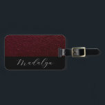 Maroon Leather Texture Script Calligrafy Name Gepäckanhänger<br><div class="desc">Dieses Gepäckanhänger ist mit einer Textur aus Maroon-Leder mit schwarzem Rahmen und einem Schriftart mit weißem Schrift versehen,  den Sie mit Ihrem Namen personalisieren können. Tag ist zweiseitig. Ideal für Geschäftsreisen und reguläre Ferien.</div>