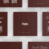 Maroon Minimalistisch Modern Influencer Scannable Quadratische Visitenkarte