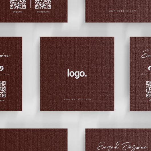 Maroon Minimalistisch Modern Influencer Scannable Quadratische Visitenkarte