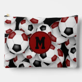 Maroon mit Monogramm Fußbälle Muster Zubehörtasche (Vorderseite)