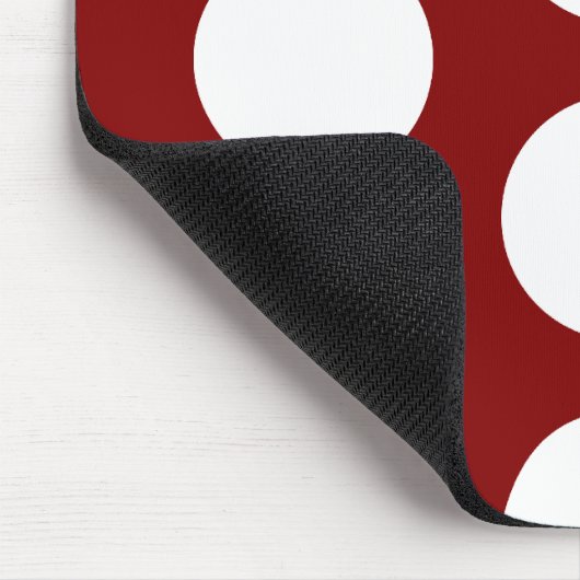 Maroon mit weißen Polka Dots Mousepad (Ecke)