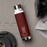 Maroon Modern Typografy Personalisiert Name Trinkflasche<br><div class="desc">Eine trendige,  vakuumisolierte Wasserflasche mit personalisiertem Namen in Weiß,  moderner Typografie auf maronfarbenem Hintergrund. Personalisieren Sie die Flasche,  indem Sie den Namen bearbeiten und durch den gewünschten Namen ersetzen. Ideal für ein Geburtstagsgeschenk,  Hochzeitsgeschenk,  Trauzeuge,  etc. Wählen Sie Ihre Wasserflasche. Wählen Sie Ihre Wasserflasche.</div>