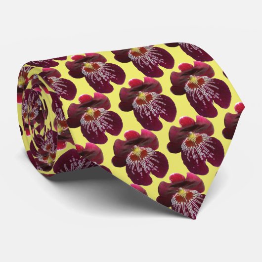 Maroon Orchideen II Elegante Blumen Krawatte (Gerollt)