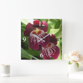 Maroon Orchids II Elegant Floral Quadratische Wanduhr (Zuhause)
