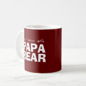 Maroon Papa Bear Minimalistische Typografie Tasse (Vorderseite Links)
