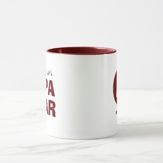Maroon Papa Bear Vater Minimalistische Typografie  Tasse (Zentrum)