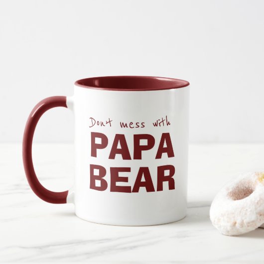 Maroon Papa Bear Vater Minimalistische Typografie  Tasse (Mit Donut)