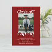 Maroon Red Athlete Abschluss entfernt Cap On Einladung (Stehend Vorderseite)