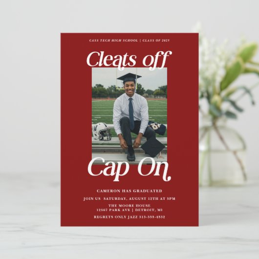 Maroon Red Athlete Abschluss entfernt Cap On Einladung (Stehend Vorderseite)