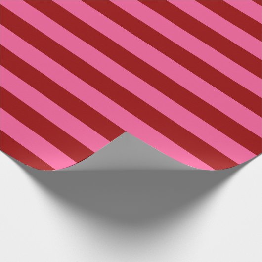 Maroon Red Pink Stripes Design Geschenkpapier (Ecke)
