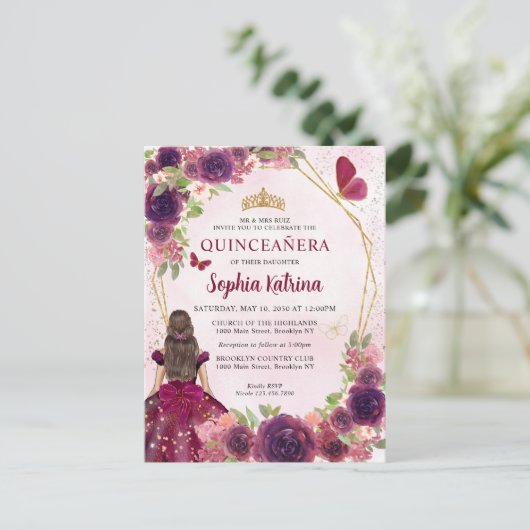 Maroon Red Plum Gold Floral Princess Quinceañera Einladungspostkarte (Stehend Vorderseite)