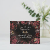 Maroon Red Rust Rose Skulls Gothic Save the Date Ankündigungspostkarte (Stehend Vorderseite)