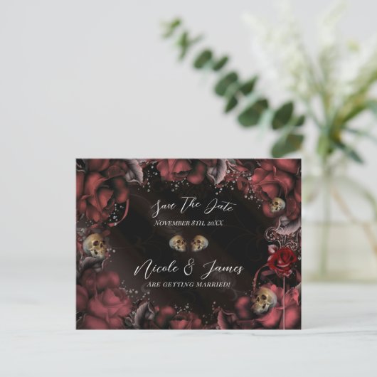 Maroon Red Rust Rose Skulls Gothic Save the Date Ankündigungspostkarte (Stehend Vorderseite)