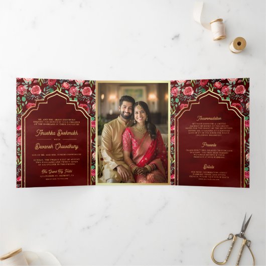 Maroon Rote Rosen Floral Gold Indian Wedding Dreifach Gefaltete Einladung (Innenseite)