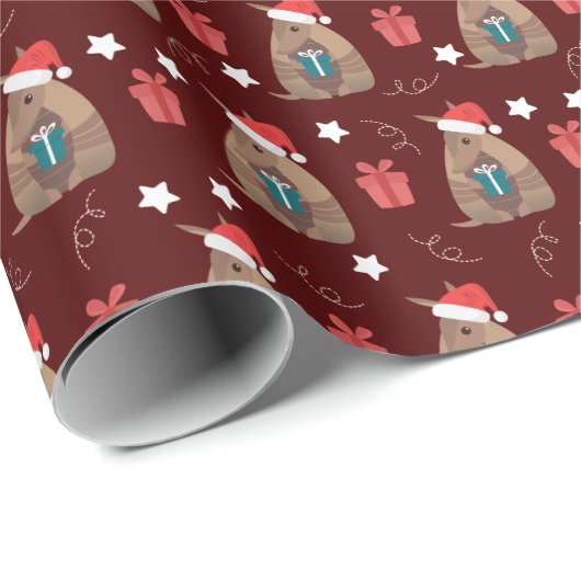Maroon Santa Armadillo mit Geschenkmuster Geschenkpapier (Rolleneckpunkt)