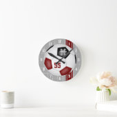 Maroon schwarze Mannschaftsfarben Varianzstreifen Runde Wanduhr (Zuhause)