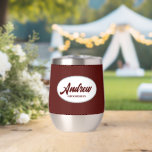 Maroon Stylized Name Wedding Trauzeuge<br><div class="desc">Gönnen Sie Ihrem Hochzeitsreisenden einen Trauzeuge mit diesem personalisierten Edelstahl-Edelstahlwascher,  der in einem weißen,  ovalen Design in einem stilisierten Drehbuch seinen Namen trägt. Hintergrundfarbe und Skript ist maroon. Personalisieren Sie Ihren Weinwäscher,  indem Sie den Namen mit dem gewünschten Namen bearbeiten und ersetzen. Erhältlich in vielen beliebten Hochzeitsfarben.</div>