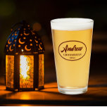 Maroon Stylized Wedding Trauzeuge Name Glas<br><div class="desc">Bierglas für den Trauzeuge,  der seinen Namen in dunklem Maron druckt,  stilisierte Schrift in einem ovalen Maronfarbenrand mit Hochzeitstermin. Eine tolle Party-Angebotsidee für eine Bachelor-Party! Personalisieren Sie Ihr Bierglas,  indem Sie den Namen und das Datum mit Ihrem eigenen ersetzen. Erhältlich in vielen beliebten Hochzeitsfarben.</div>