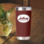 Maroon Stylized Wedding Trauzeuge Name Thermobecher<br><div class="desc">Verschenken Sie Ihrem Trauzeuge diese trendige und personalisierte,  rostfreie Edelstahl,  Thermalwäscher mit seinem Namen in stilisierter Schrift in einem weißen ovalen Design. Hintergrund und Skript sind eine Mönchsfarbe. Personalisieren Sie Ihren thermischen Schuster,  indem Sie den Namen des Trauzeugen mit dem gewünschten Namen bearbeiten und ersetzen.</div>